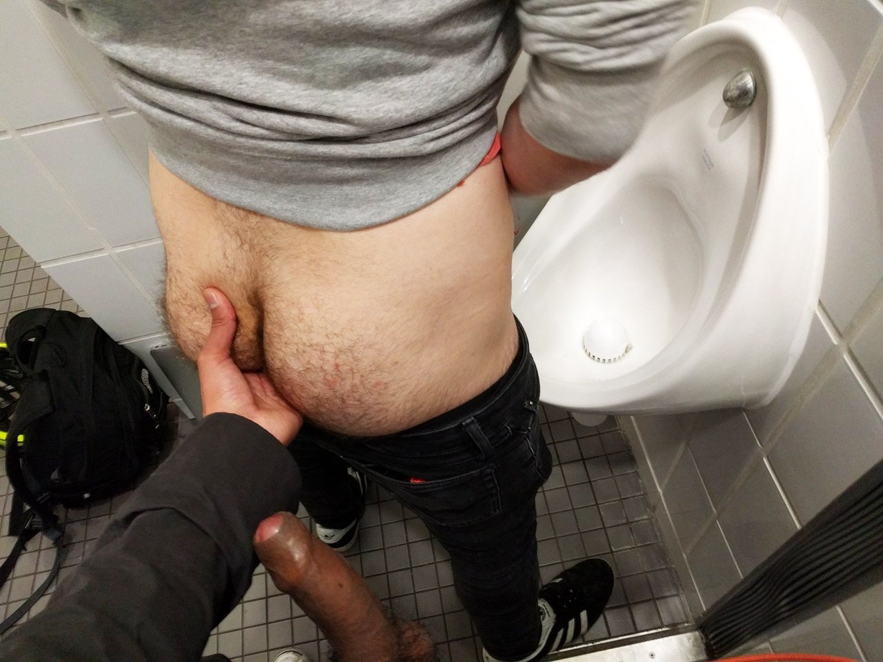 Порно в мужском туалете