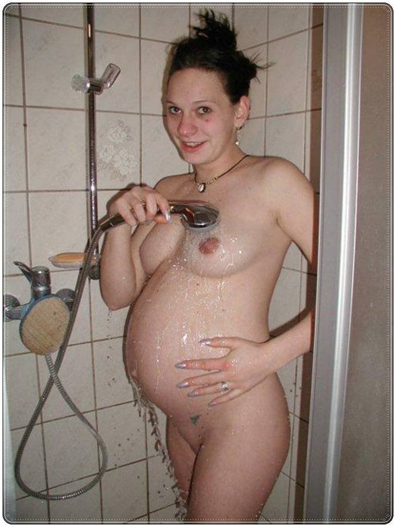 Беременная развратница позирует обнаженной - порно фото