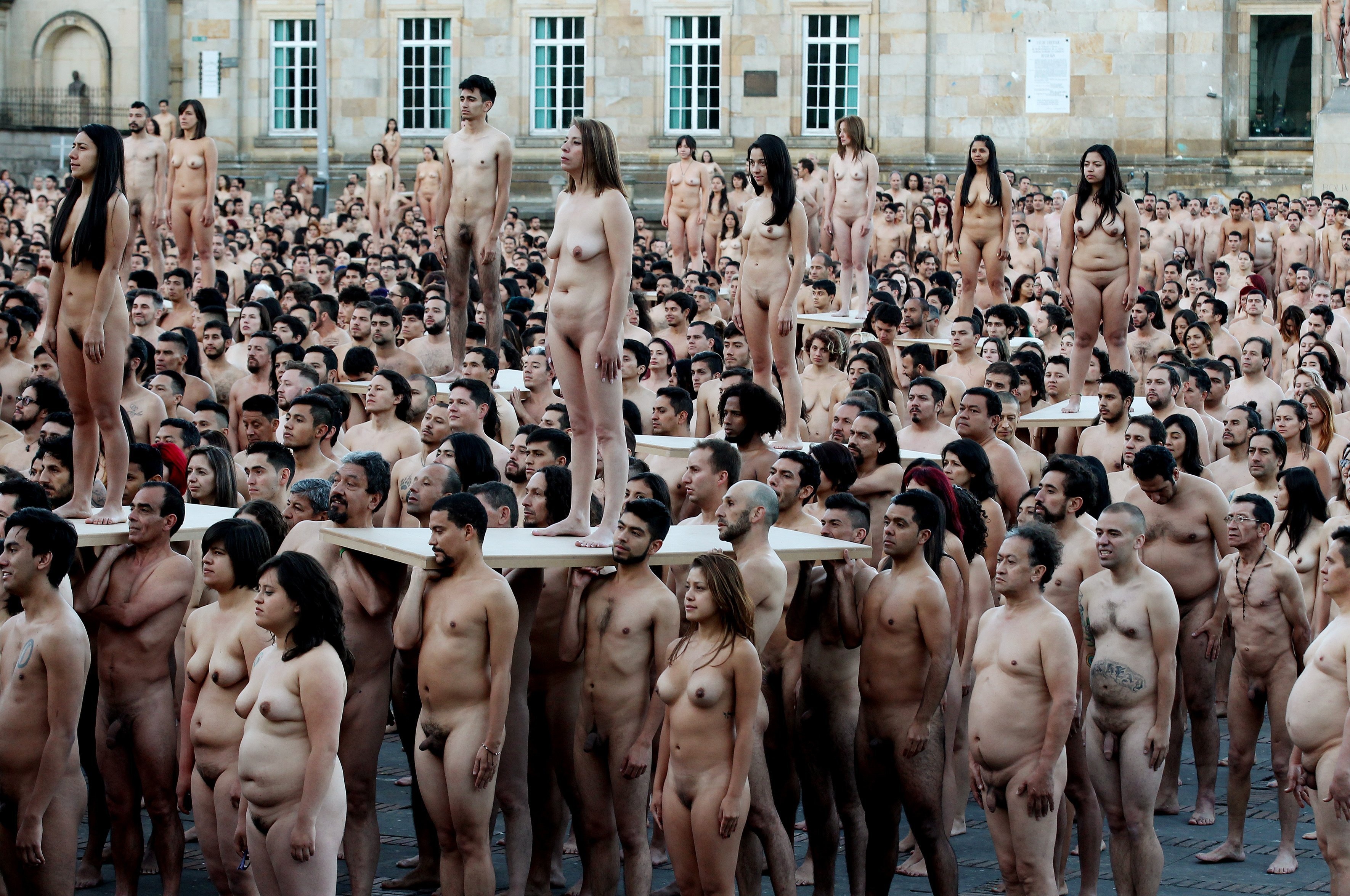 Толпа голых женщин (79 фото)