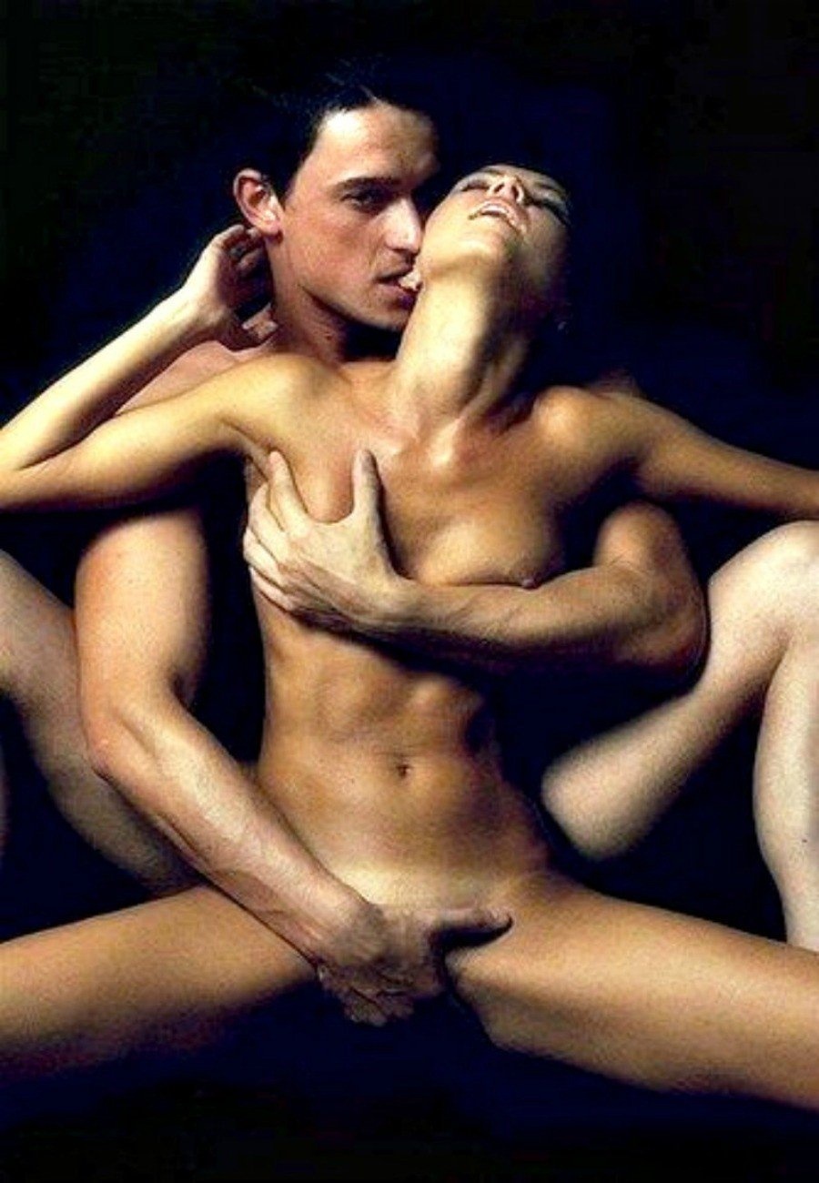 Голая брюнетка с мужчиной