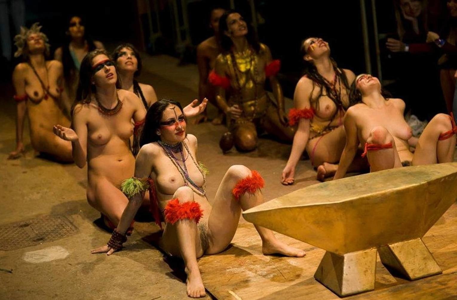 Порно видео голый театр на сцене