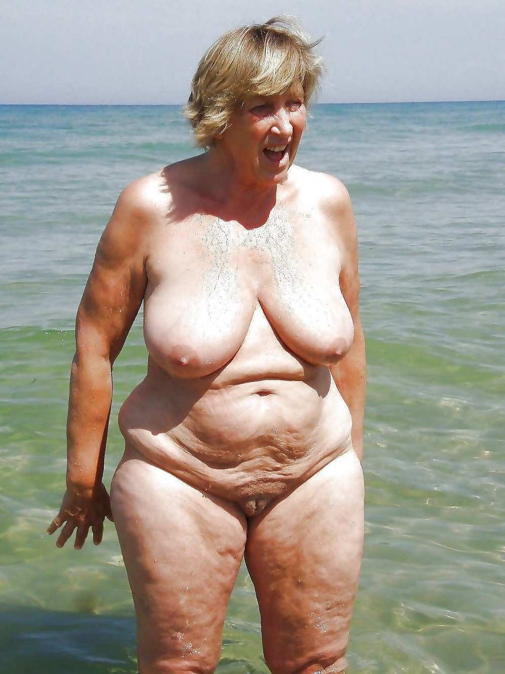 Голые зрелые женщины на пляже (124 photo)