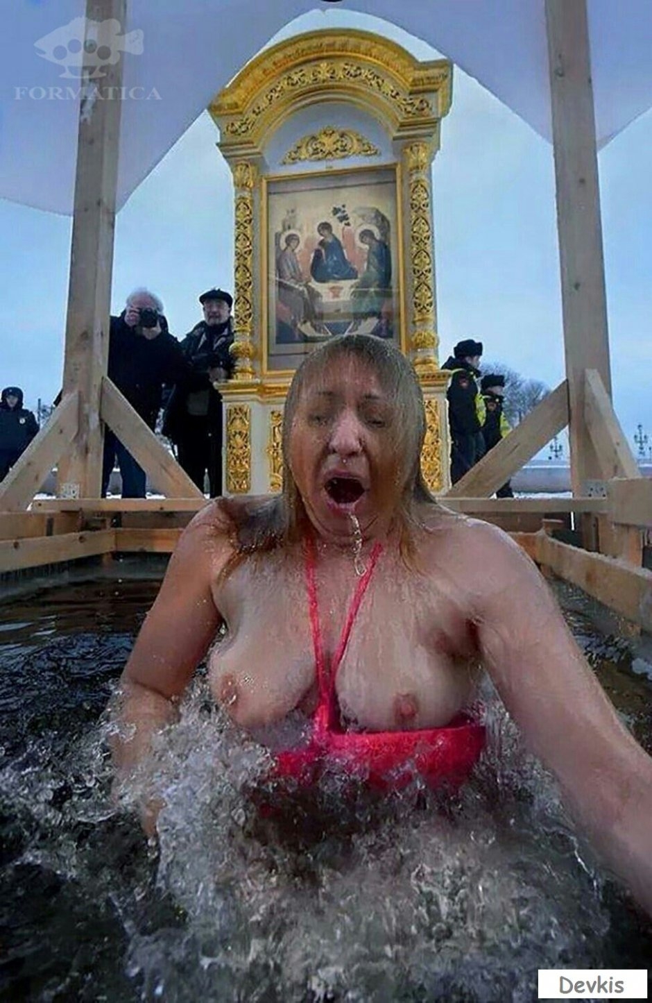 Девушка на коньках без трусов