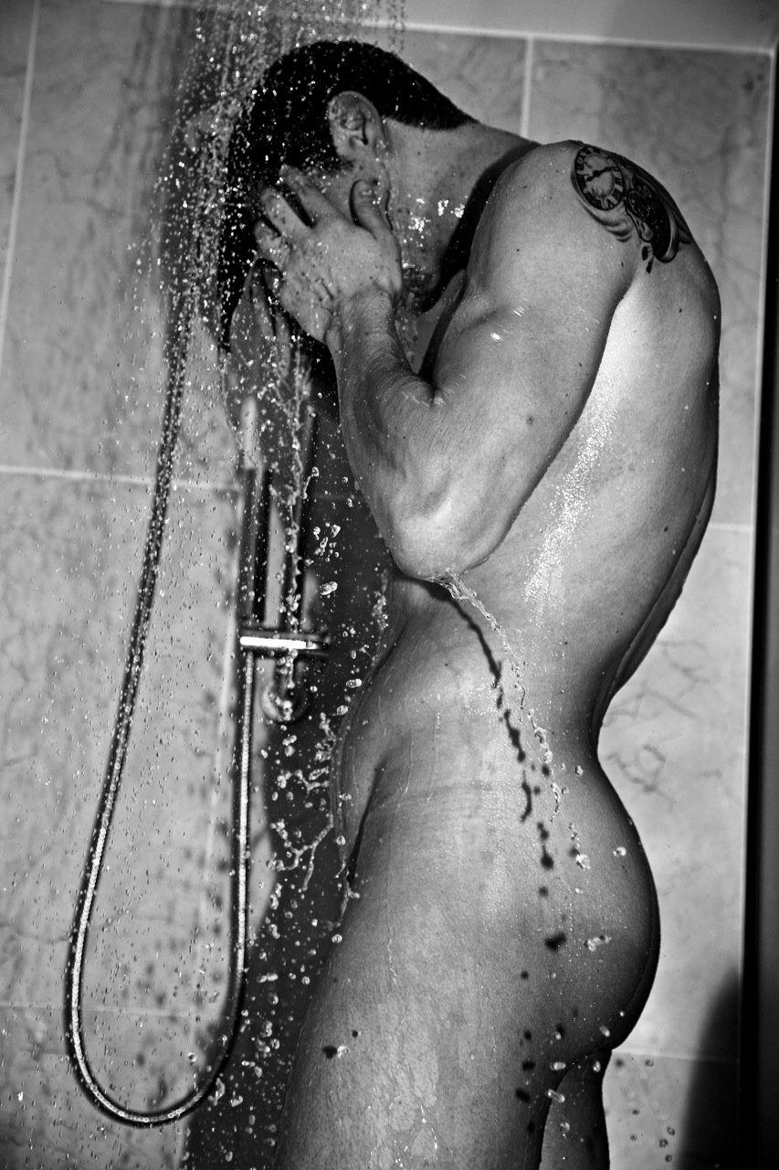 Голый мужчина моется в душе (83 фото) - порно и фото голых на balagan-kzn.ru