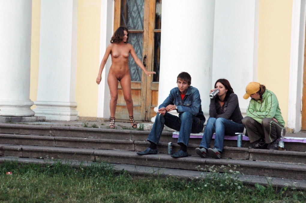 Женщину раздели в парке