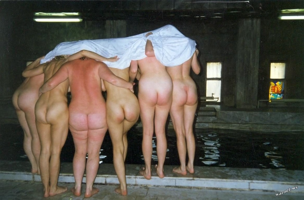 Голые попы пьяных женщин