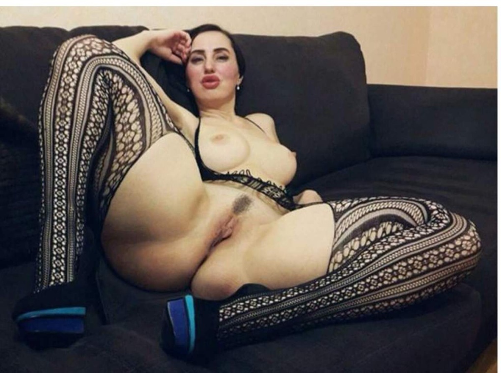 Голые женщины вид снизу