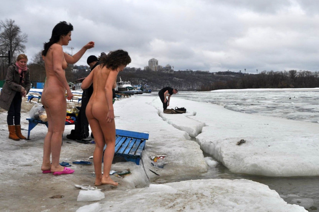 Купание в купели голышом