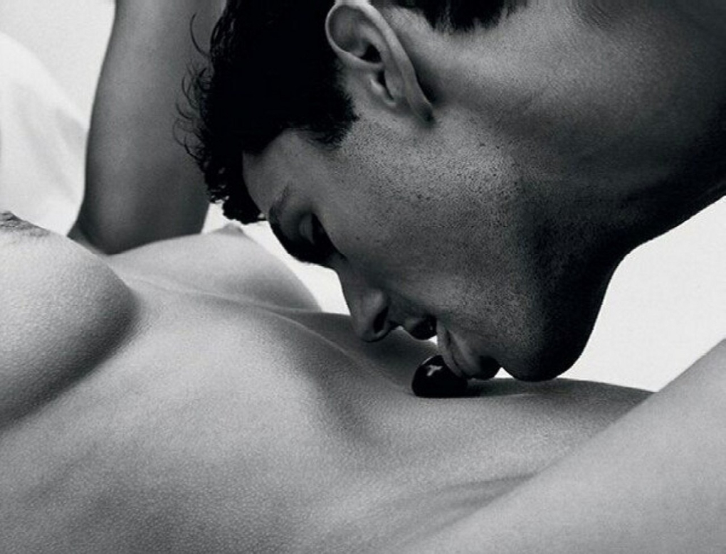 Парень целует женскую грудь порно (78 фото) - порно afisha-piknik.ru