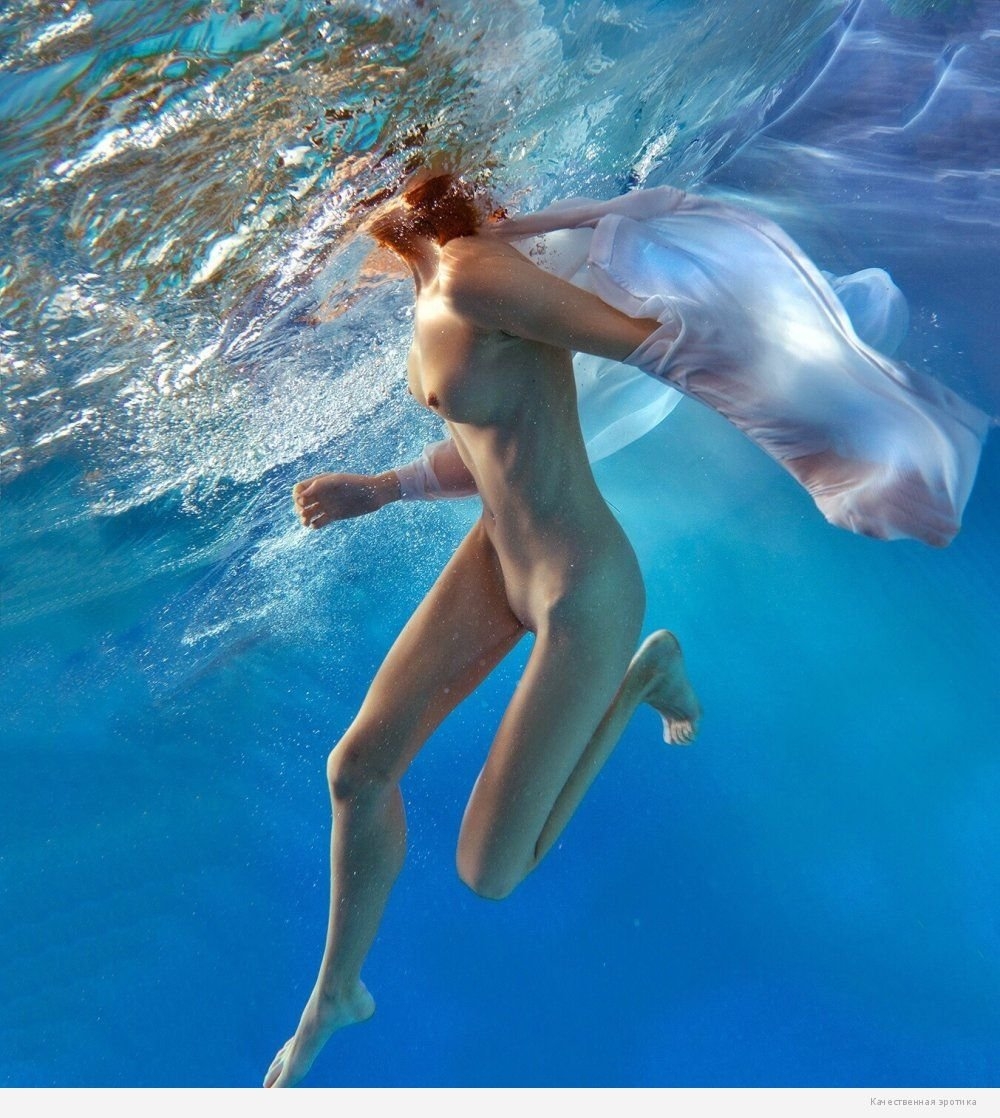 Голая девушка в бассейне. Смотреть русское порно видео онлайн
