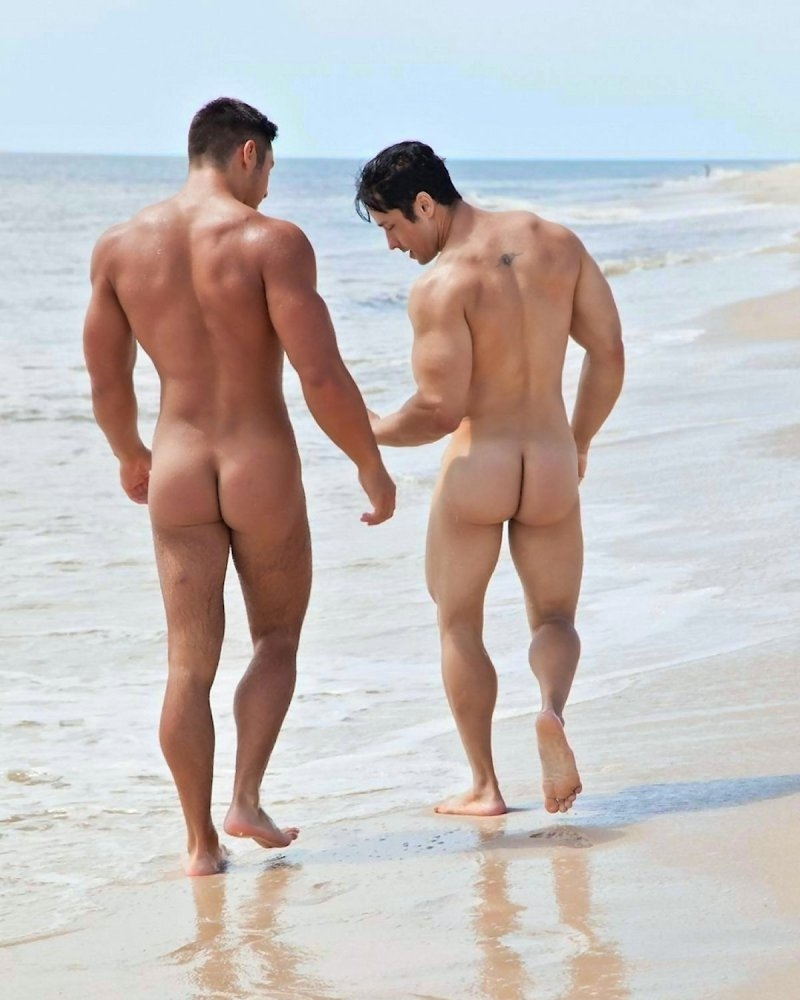 Голые мужчины на пляже перед (27 фото)