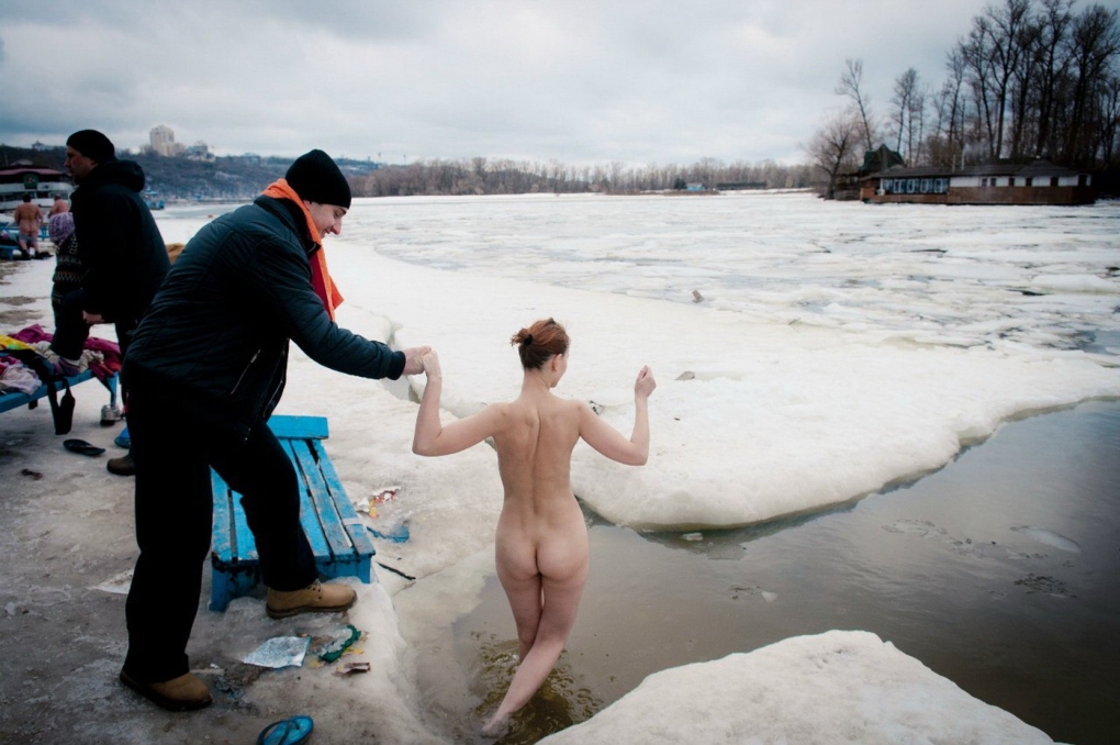 Голые женщины купаются в проруби