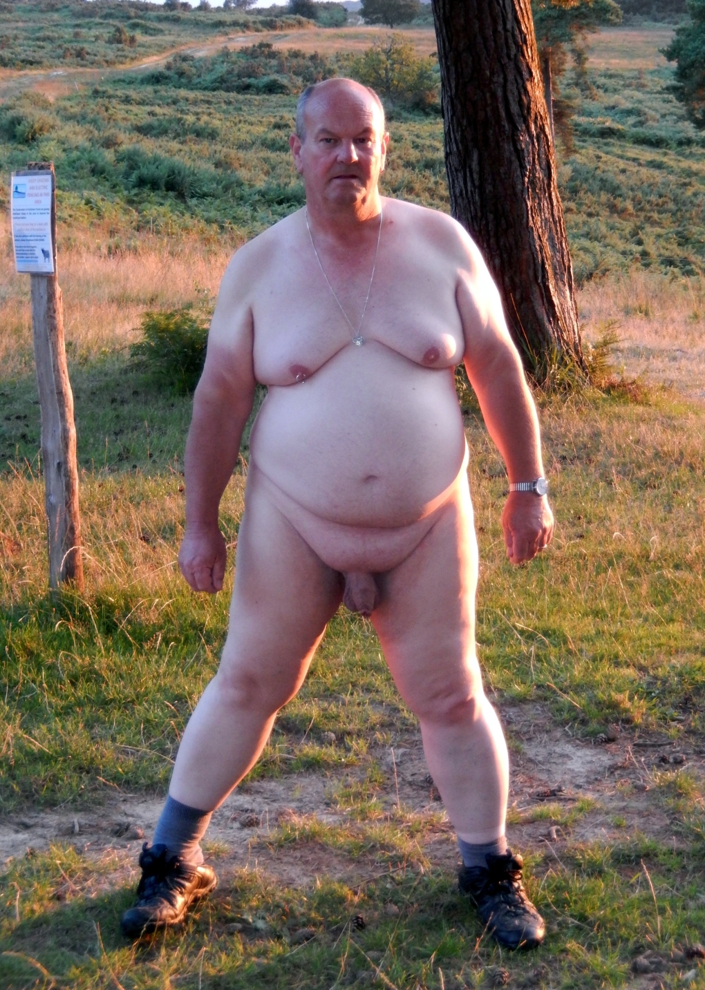 Толстый голый мужчина