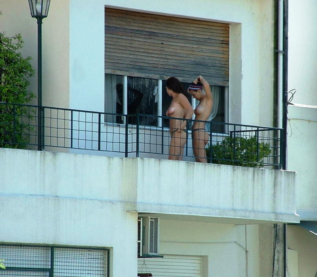 голые соседи в окне напротив