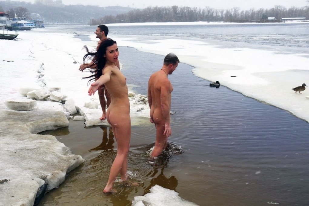 Купание в проруби голышом