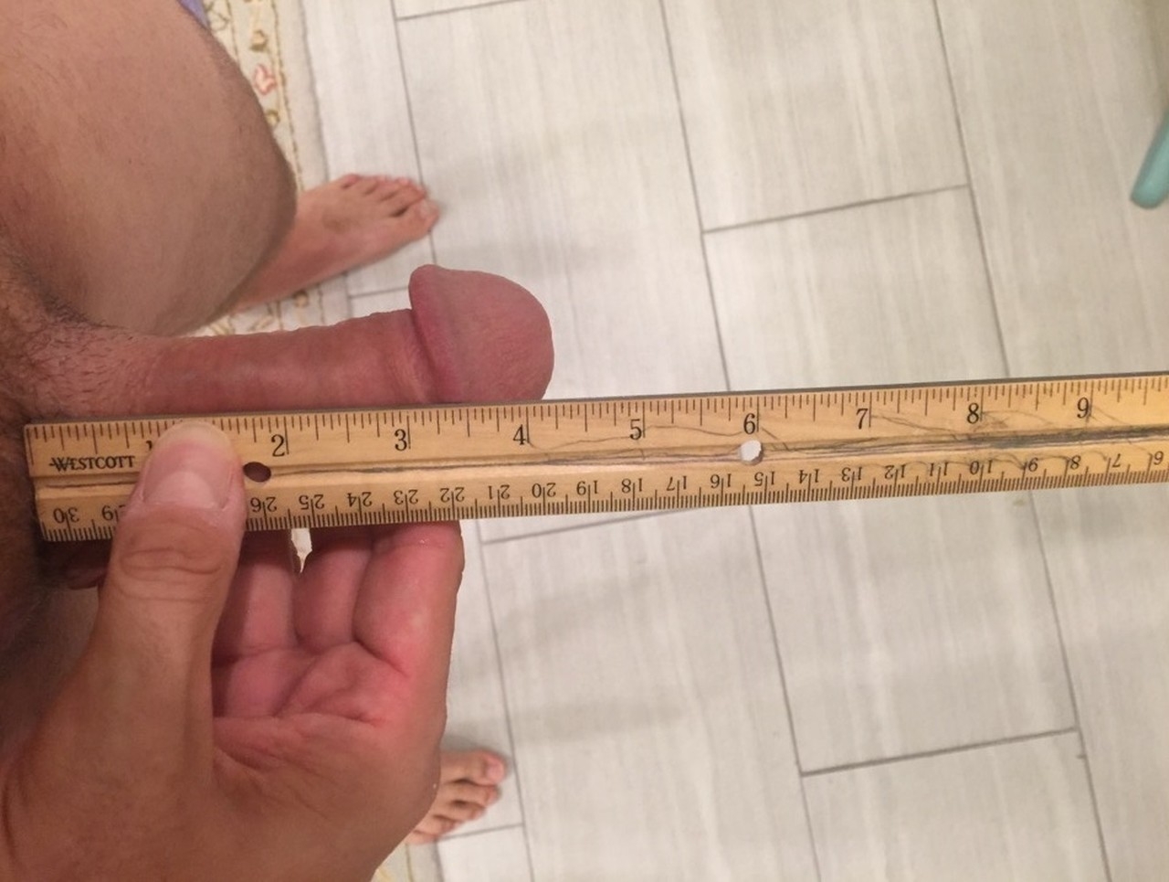Мужик измеряет член линейкой (64 фото) - секс и порно