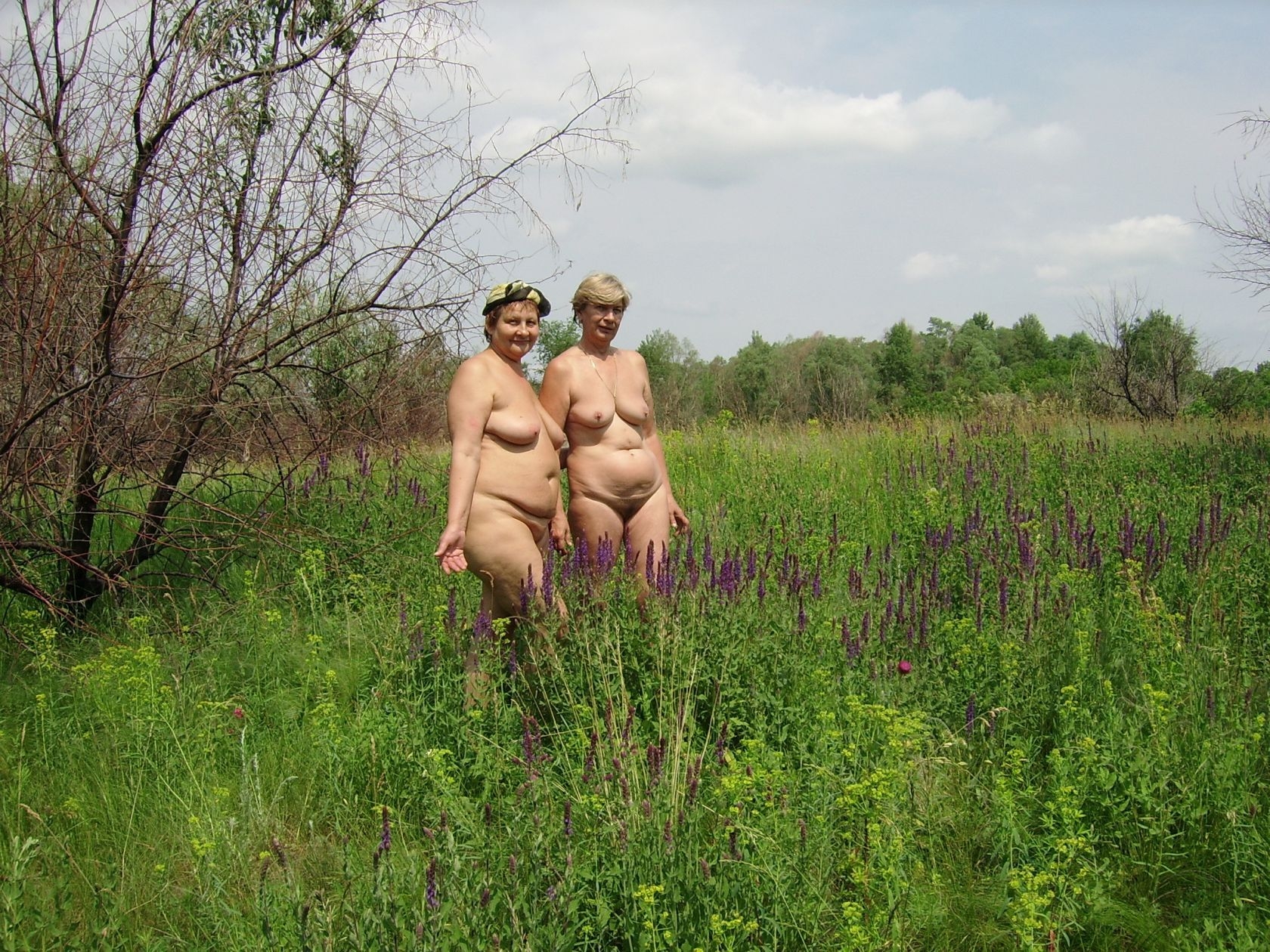 Три голые девушки из деревни отдыхают возле речки на kingplayclub.ru