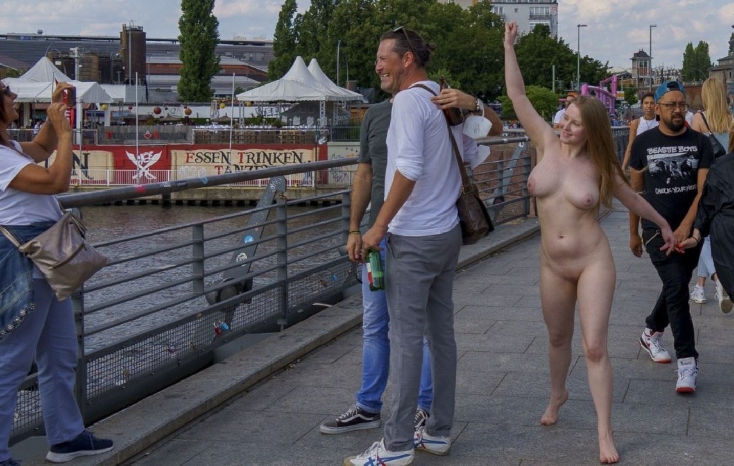 женщина голым на публике фото 73