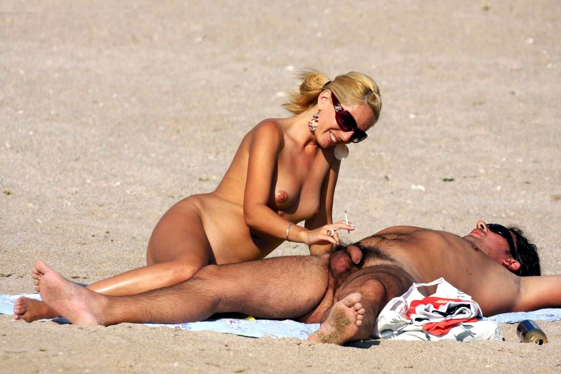 голые дяди на пляже