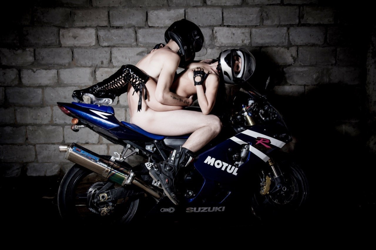 Секс на мотоцикле на ходу - 3000 русских порно видео