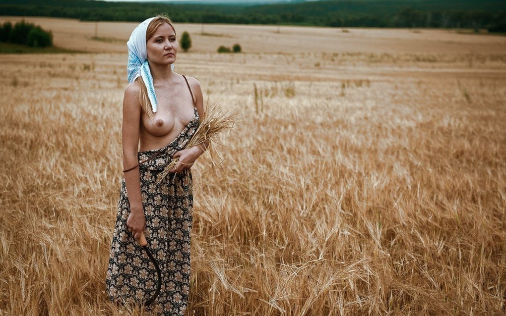 Голые русские женщины в поле
