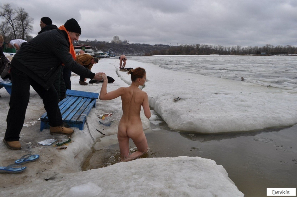 Голые в Гидропарке зимой