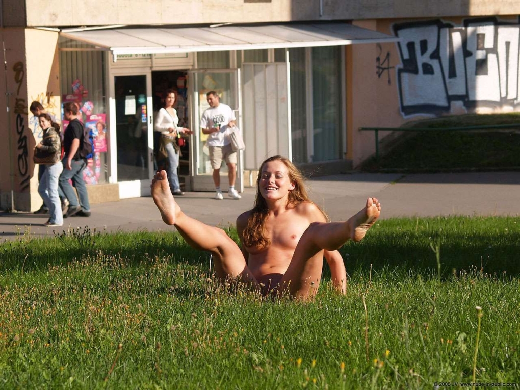 Голые женщины в общественных местах