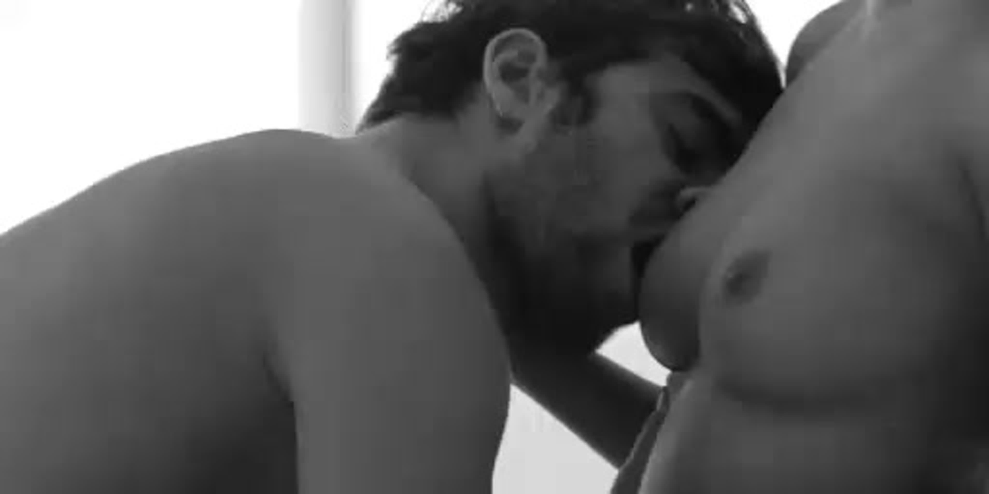 Грудь поцелуй порно видео. Смотреть грудь поцелуй онлайн