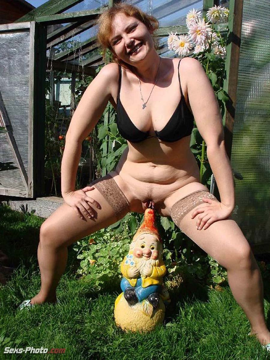 голая жена в огороде фото и фото 11