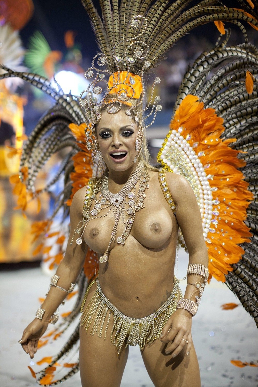 Полуголые девки показывают сиськи на улице во время карнавала