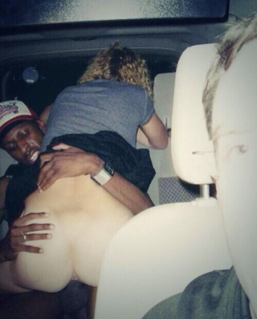 Cuckold amateur threesome back seat blowjob car