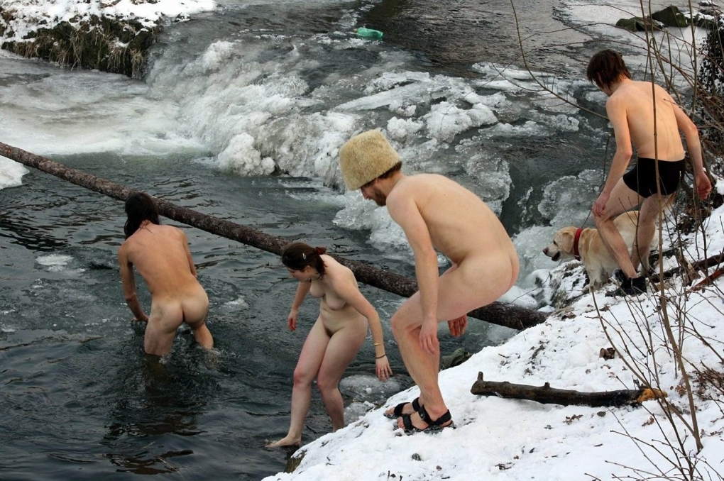 Семейное купание в реке ню