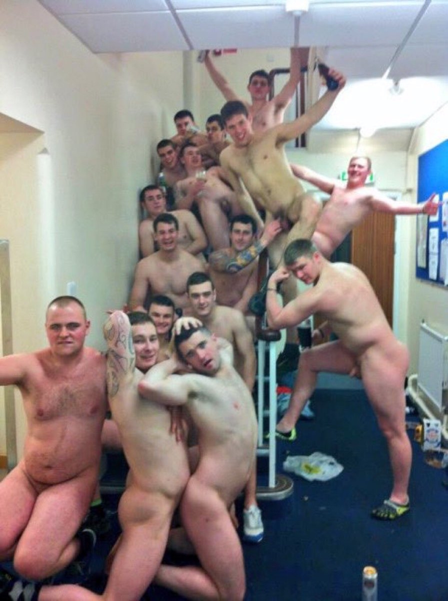 голые мужики в раздевалке смотреть фото 8