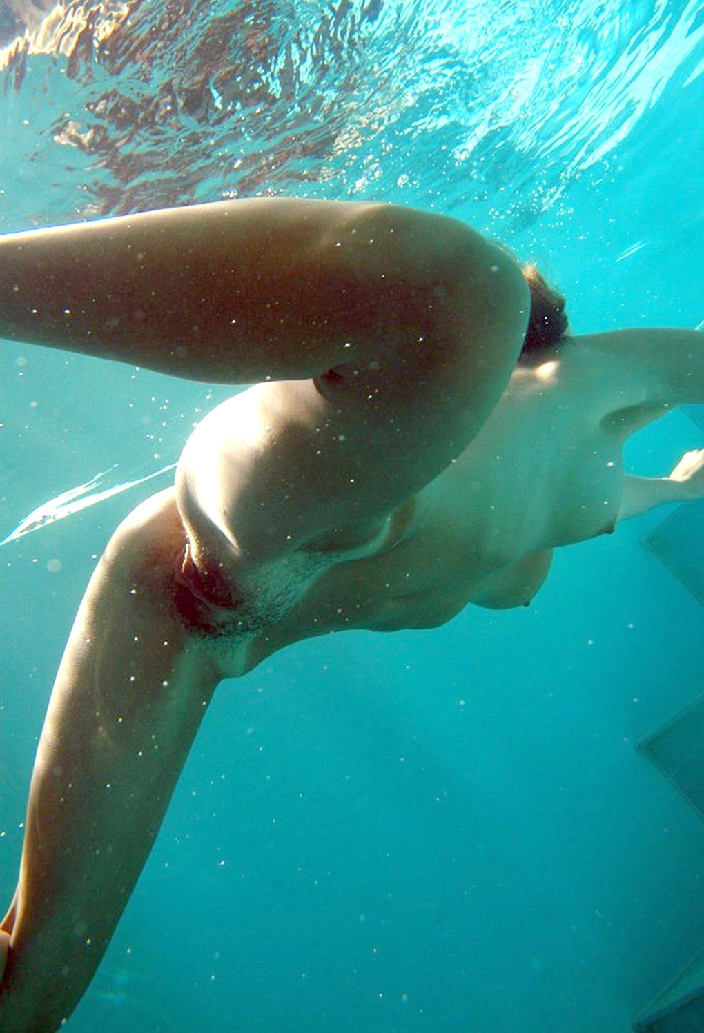 Голые девушки без трусов плавают в воде (63 фото)